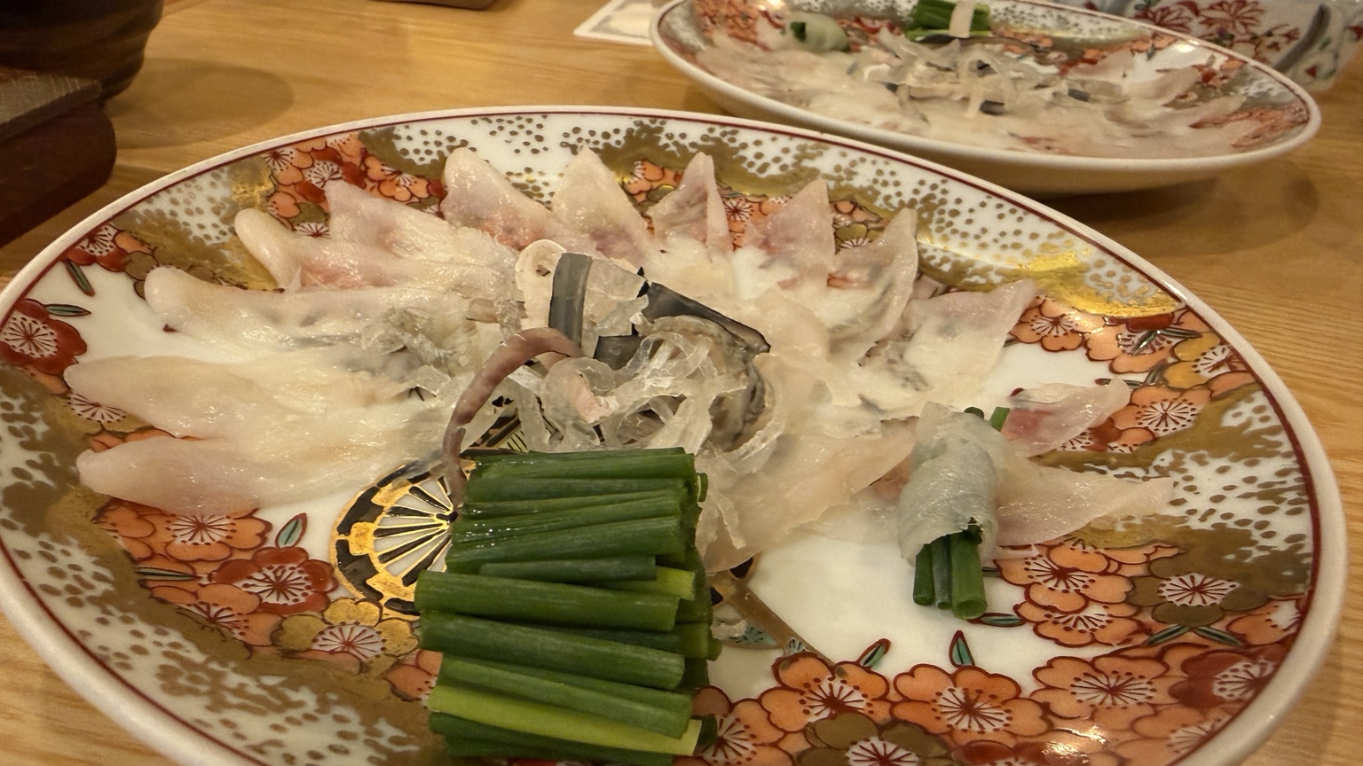 撮影後にいただいたフグのお刺身