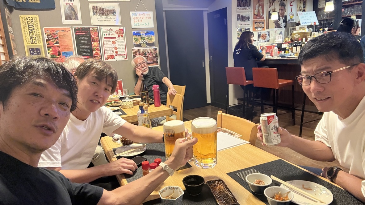 撮影を終えて、皆さんとサウナ飯で乾杯