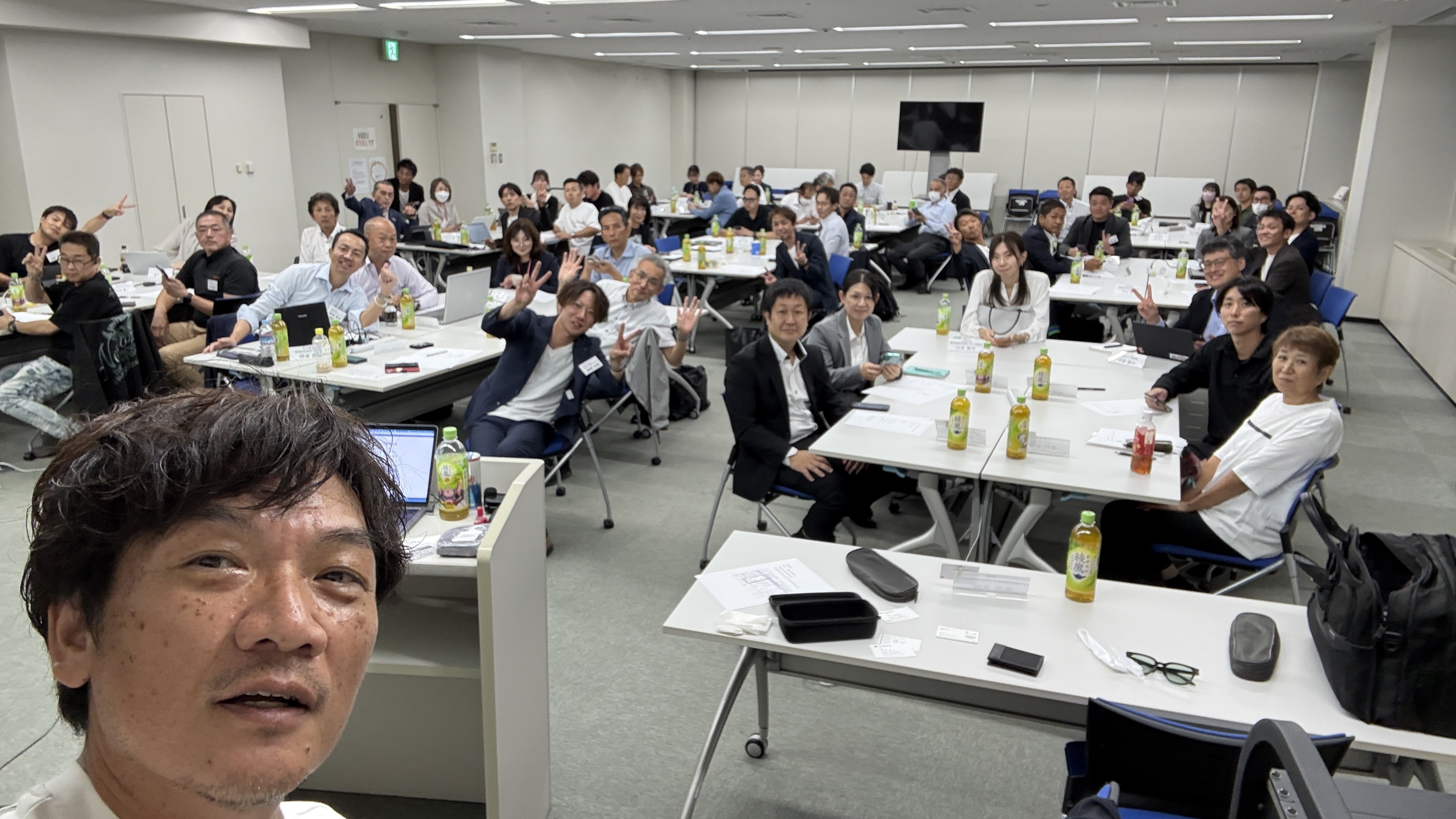名古屋のAI研修会場で参加者と撮影した高橋真樹