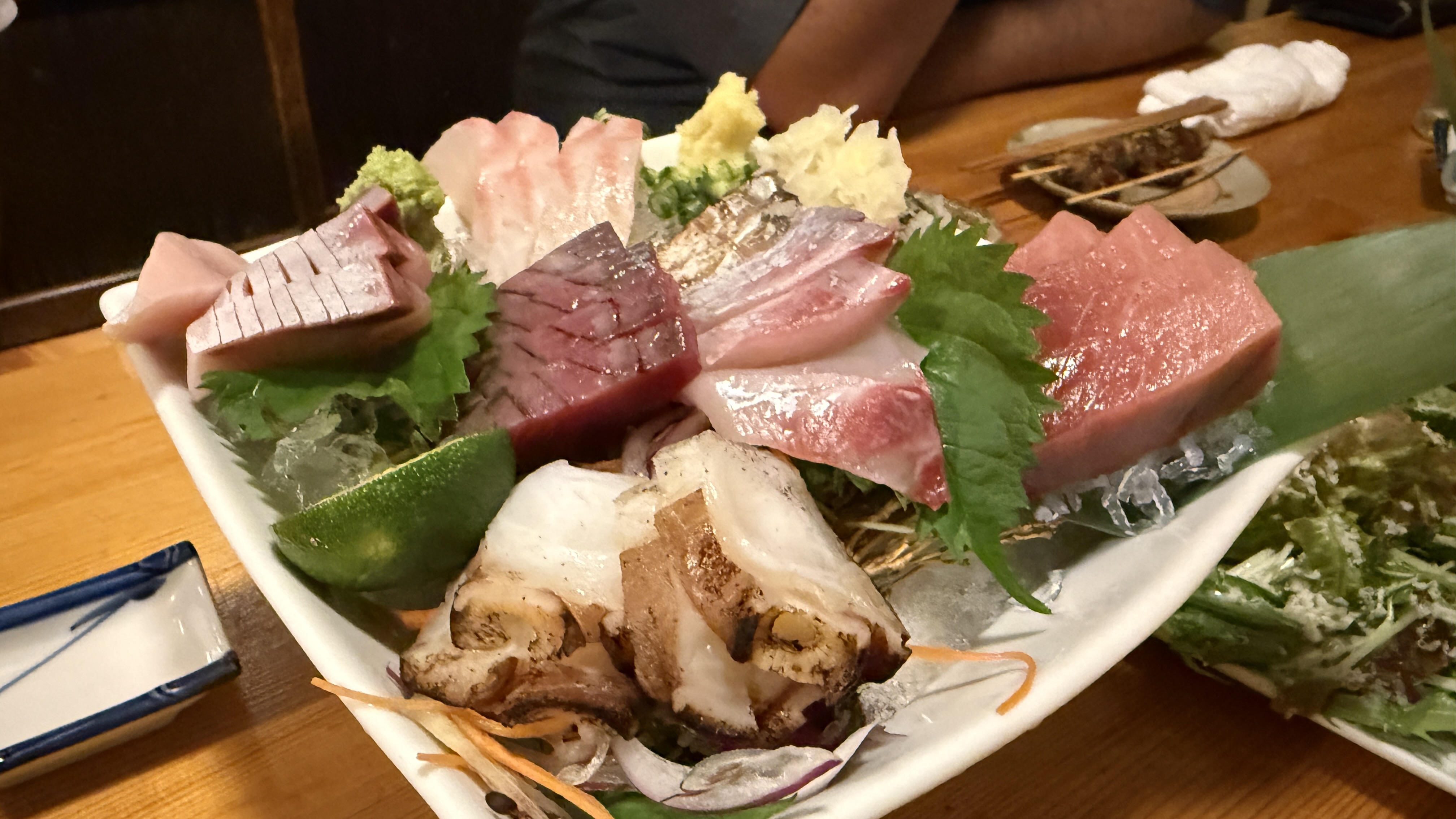 懇親会の食卓に並んだ刺身の盛り合わせ