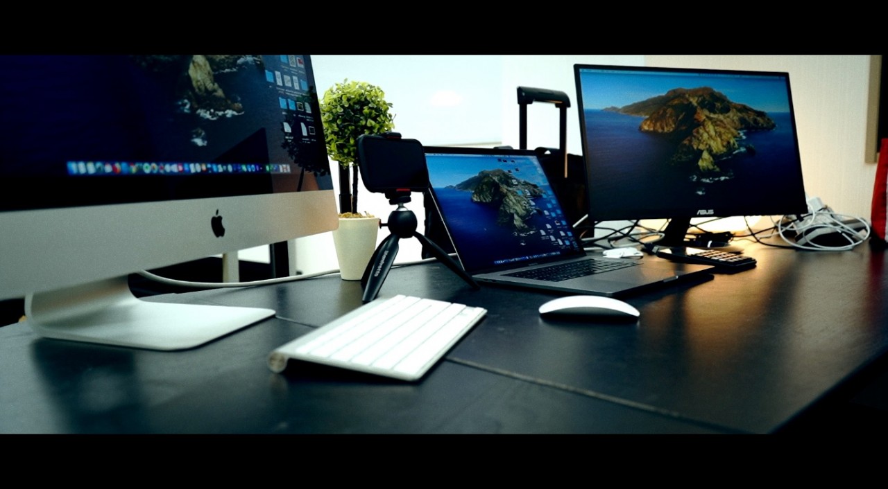 オフィスデスクをご紹介！Macに囲まれて、日々こんな感じで仕事してます^^