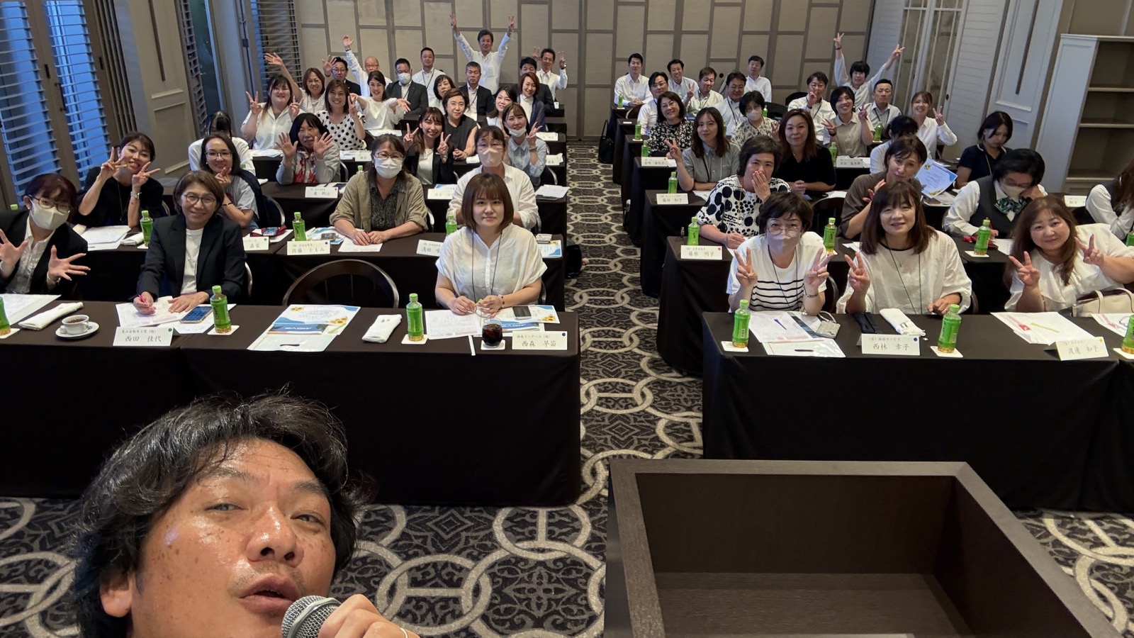 高橋真樹とセミナー参加者の集合写真