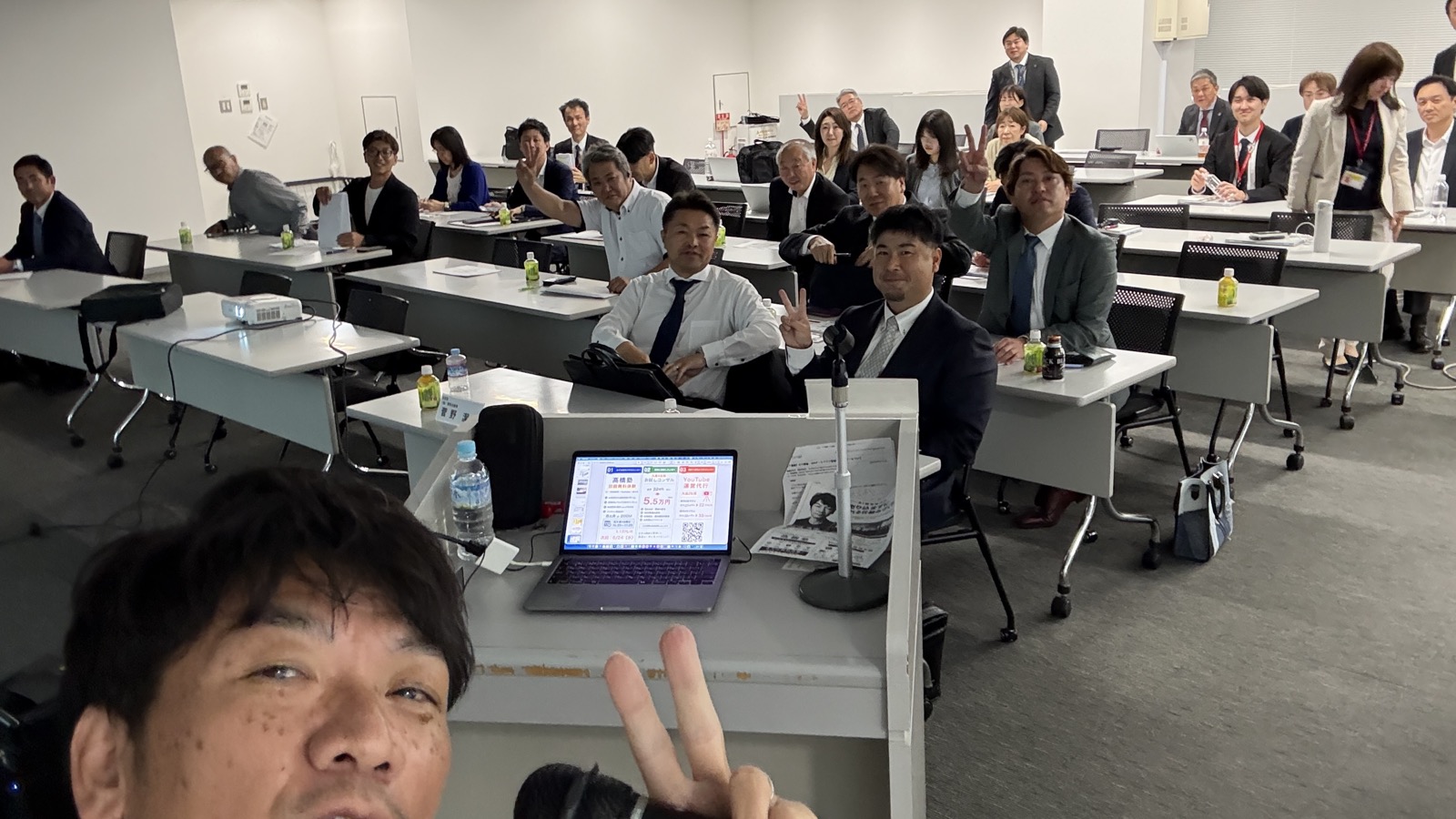 研修会場での高橋真樹と参加者の集合写真