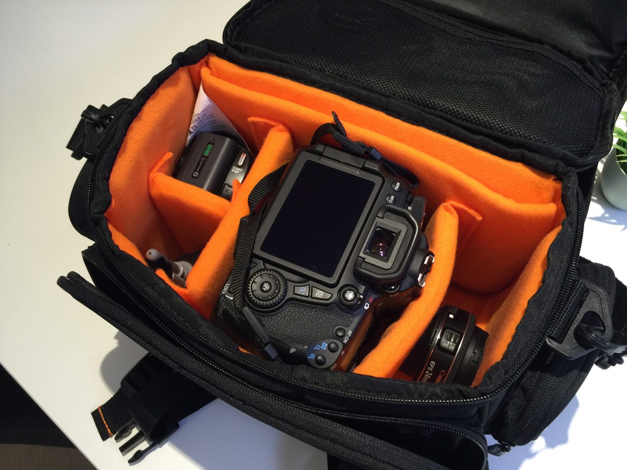 僕のカメラバッグをご紹介！Amazonベーシック ショルダーバッグ 一眼レフ用 Lサイズ ブラック(内装色オレンジ) 