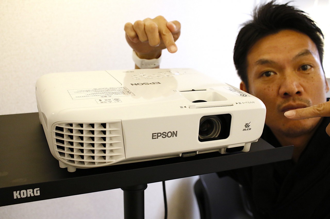 プロジェクター（epson）セミナー・プレゼン・会議にグッド　プロジェクター台もいいの見つけました（kong 高橋真樹のVLOG