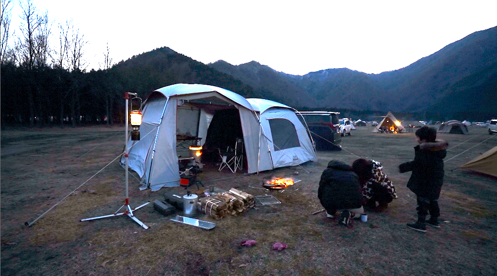 聖地「ふもとっぱら」で、はじめての冬キャンプ！マイナス6度でテント泊を体験。キャンプギア沢山使えて超楽しい〜。コールマン２ルーム、トヨトミストーブ、ジャクリーポータブルバッテリー、DODコット